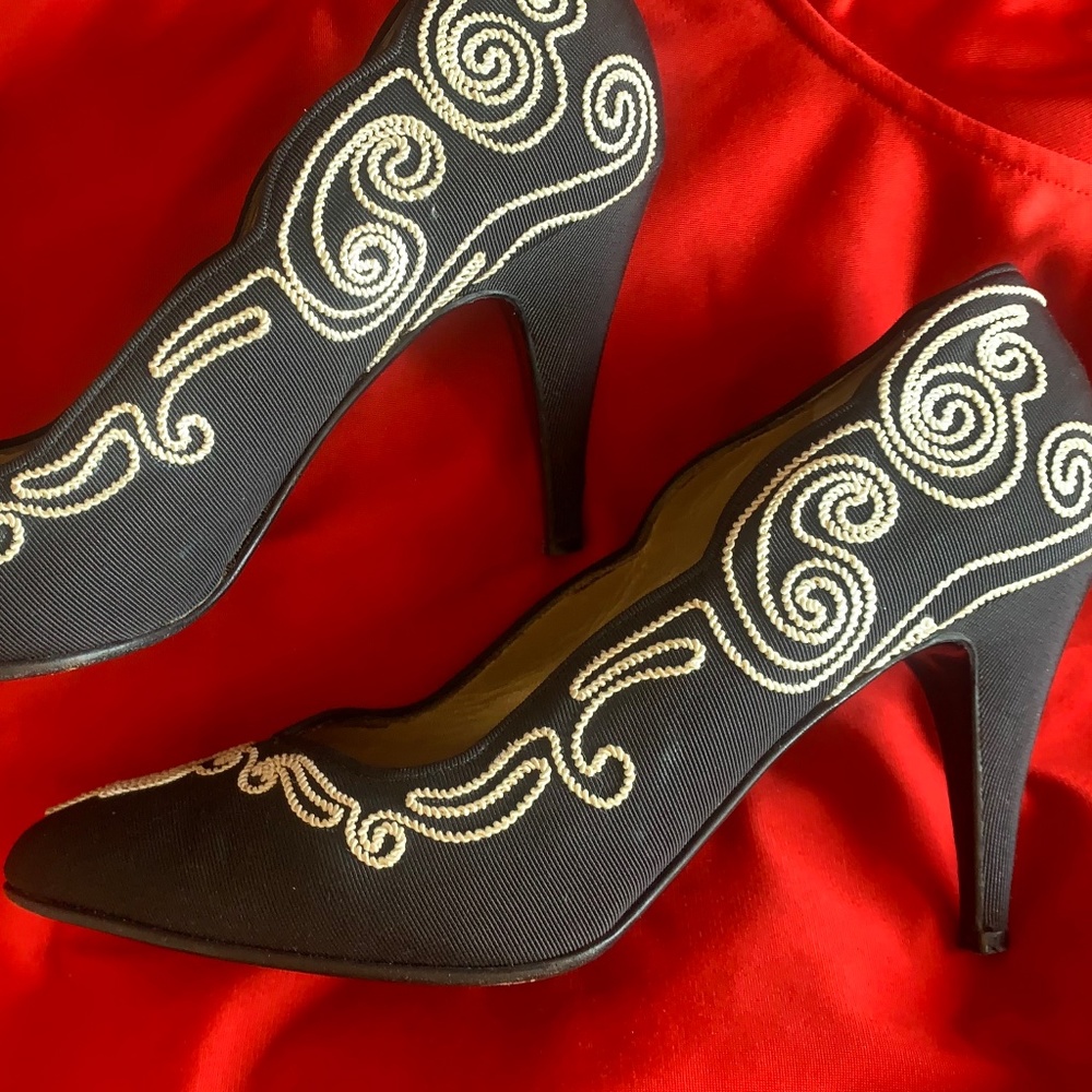 Vtg GIANNI VERSACE Black Heels Pumpe, White Rope Embroidered Detail, Sz 38.5